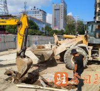 随便操操逼视频网站高温下的坚守｜道路建设者用汗水铺就畅通路